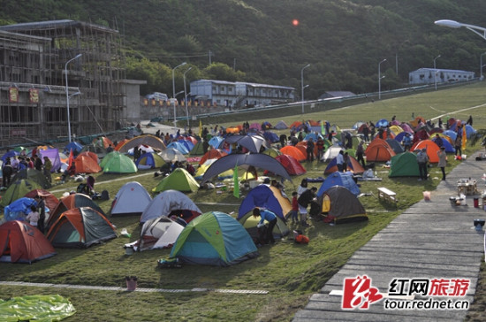 大围山皇后森林露营烧烤与红妹子，一场独特的自然之旅